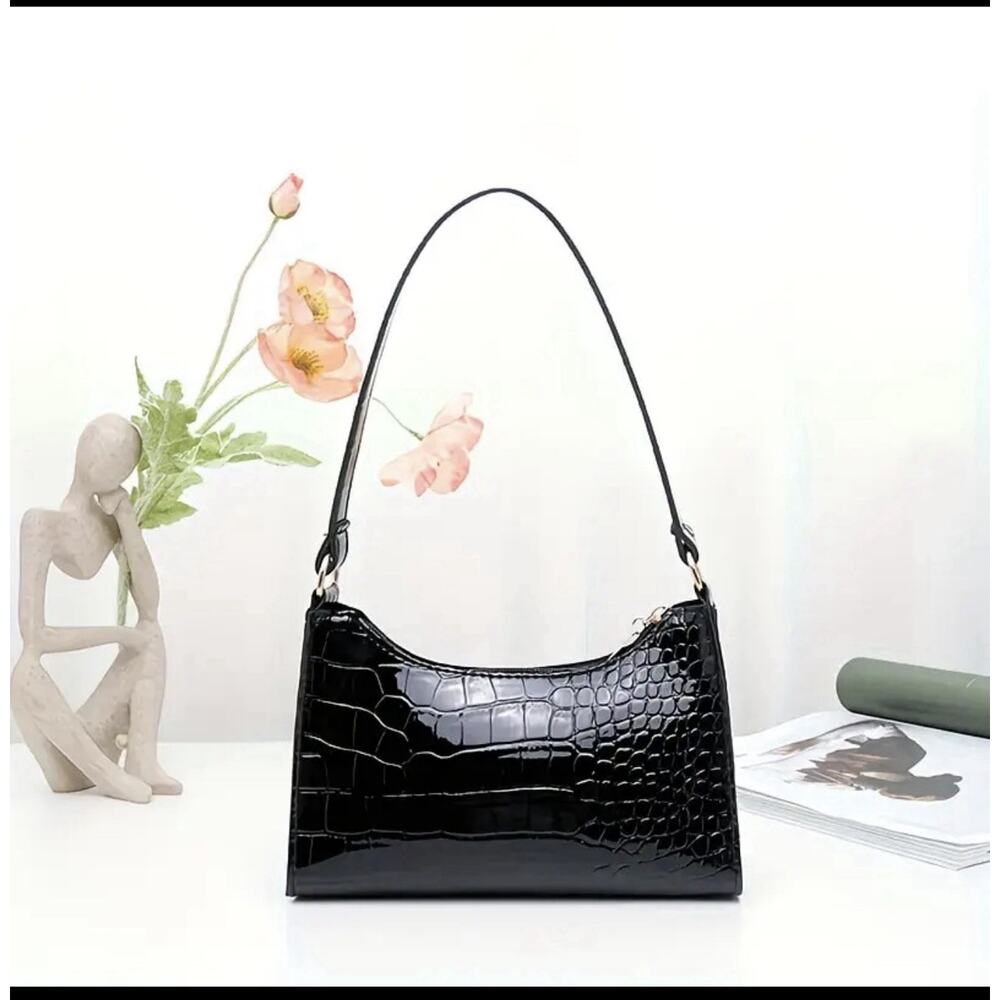 Women's Black Crocodile Pattern Small Casual Single Shoulder Purse.